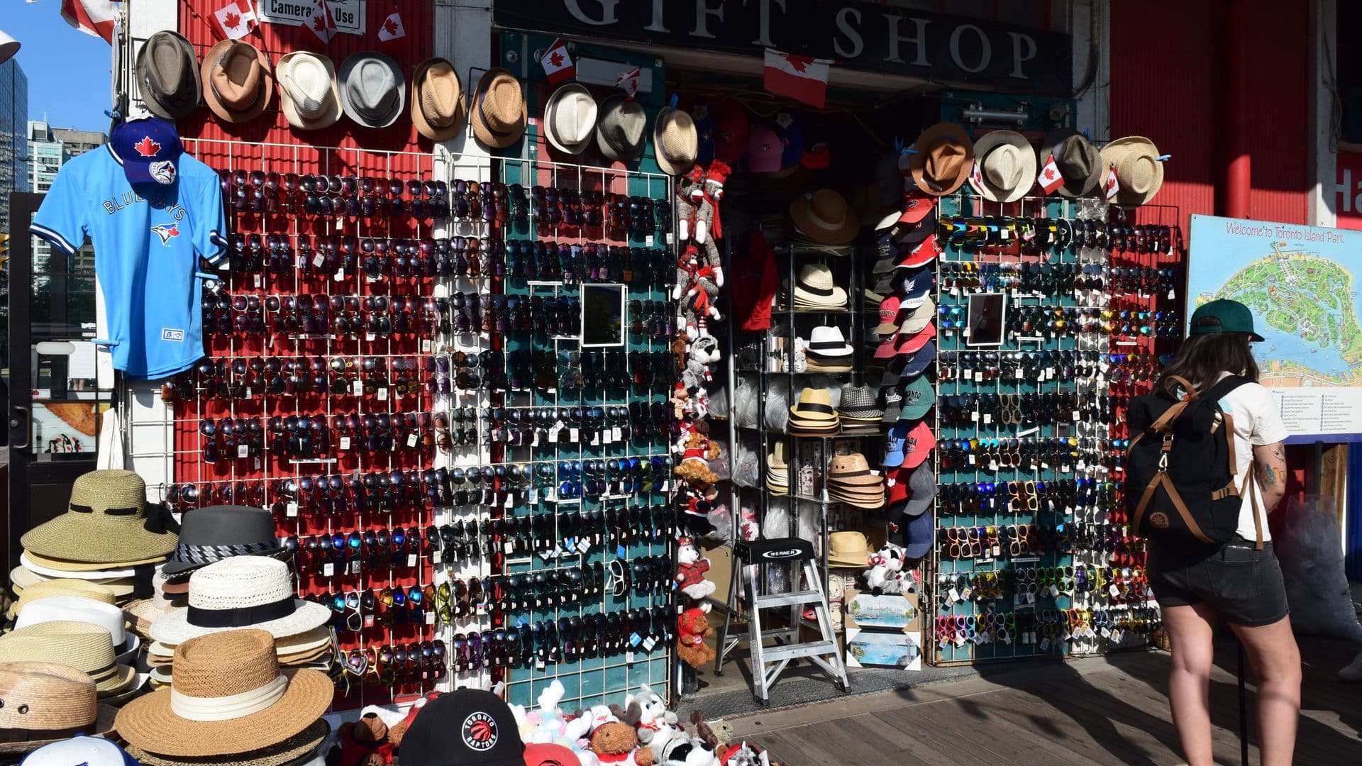 Picture of souvenir shop on torontos waterfront